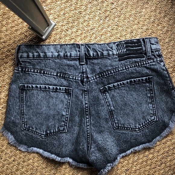 REVICE Side Chick / Crue Wash Jean shorts - Picture 5 of 6